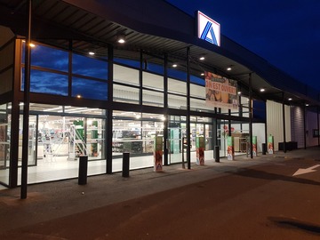 Nettoyage de vitre avant l'ouverture du magasin près de Toulouse