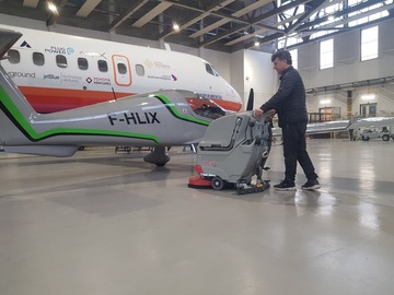 La remise en état des sols d'un hangar d'avion près de Toulouse